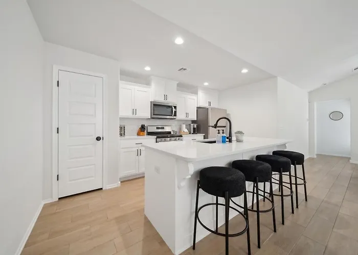 Spacious 4br With Fire Pit Games Midtown Near Tu Apartment *