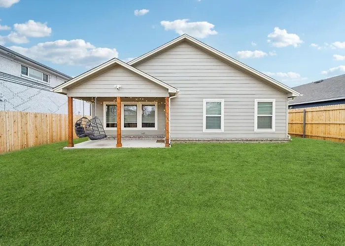 Spacious 4br With Fire Pit Games Midtown Near Tu Apartment